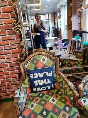 ‪cross Cultural Cafe & Bistro‬