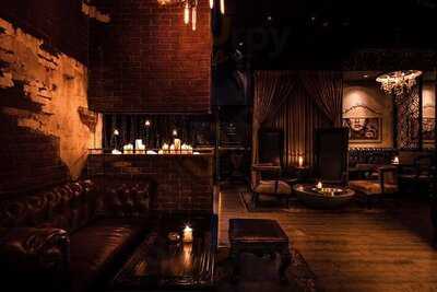 ‪little Black Door‬