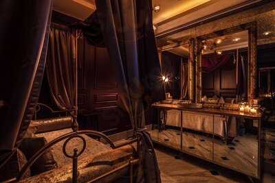 ‪little Black Door‬