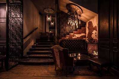 ‪little Black Door‬