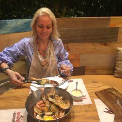 ‪aprons & Hammers‬