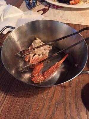 ‪aprons & Hammers‬