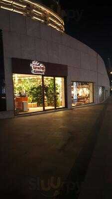 ‪aprons & Hammers‬