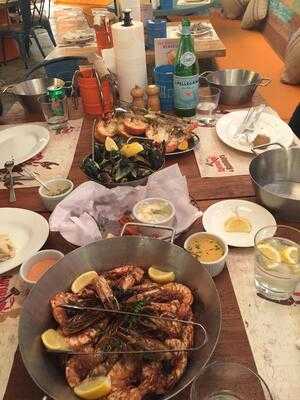 ‪aprons & Hammers‬