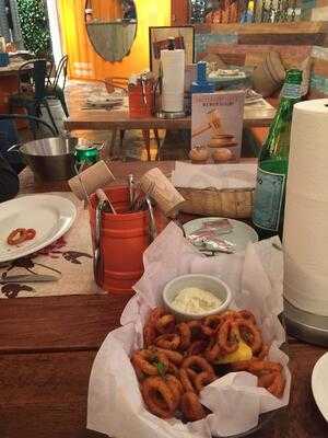 ‪aprons & Hammers‬