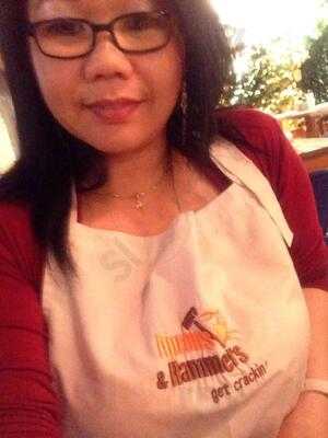 ‪aprons & Hammers‬