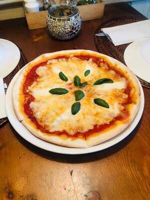 ‪red Tomato Pizza‬