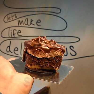 ‪looshi's Macarons Cakes Pies‬