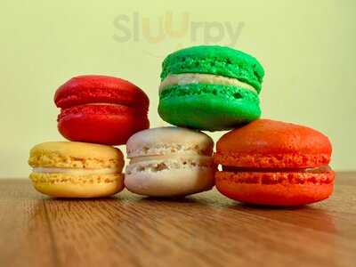 ‪looshi's Macarons Cakes Pies‬