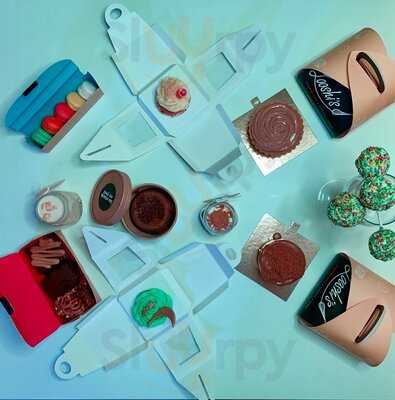 ‪looshi's Macarons Cakes Pies‬