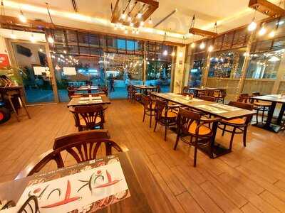 ‪tuk Tuk Thai Cuisine‬