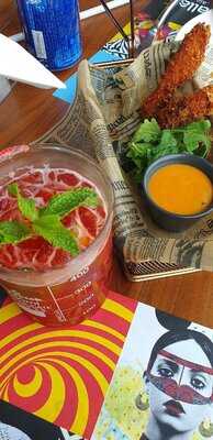 ‪falla Pasta Burger & Juices‬