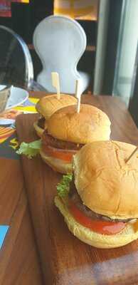 ‪falla Pasta Burger & Juices‬