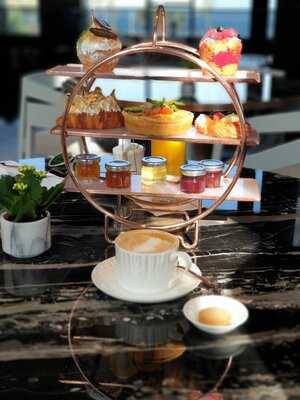 ‪the Piazza Lounge‬