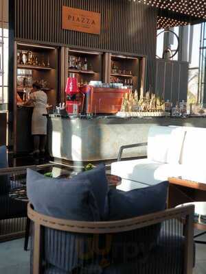 ‪the Piazza Lounge‬