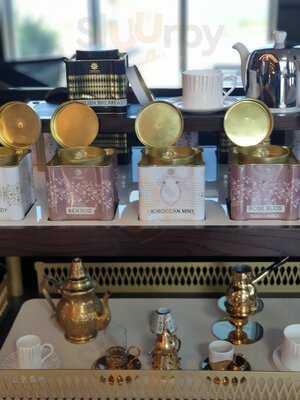 ‪the Piazza Lounge‬