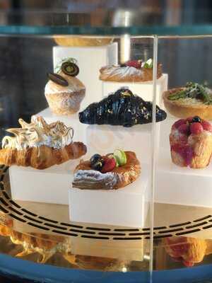 ‪the Piazza Lounge‬