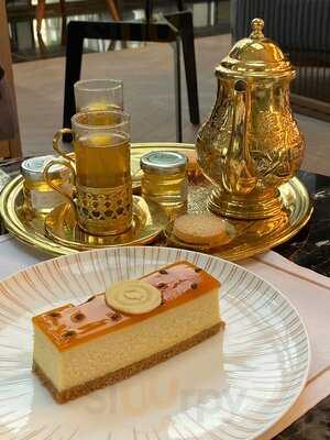 ‪the Piazza Lounge‬