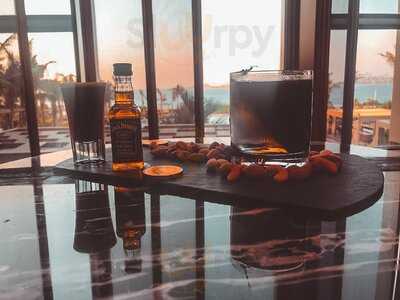 ‪the Piazza Lounge‬