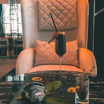 ‪the Piazza Lounge‬