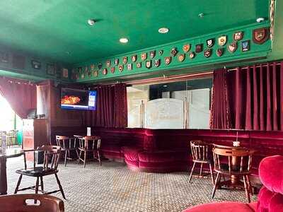 ‪the Golden Lion At Qe2‬