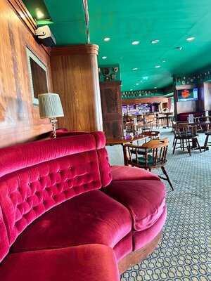 ‪the Golden Lion At Qe2‬