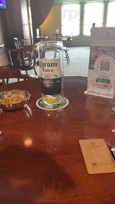 ‪the Golden Lion At Qe2‬