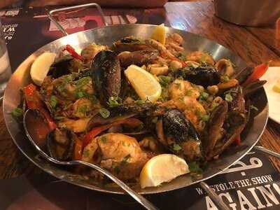 ‪aprons & Hammers‬