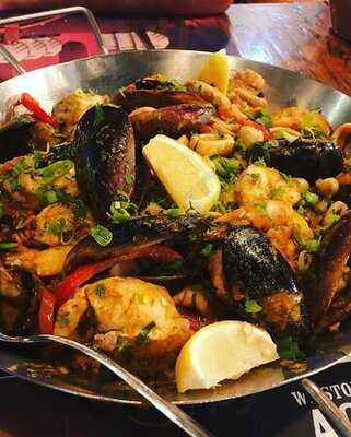 ‪aprons & Hammers‬