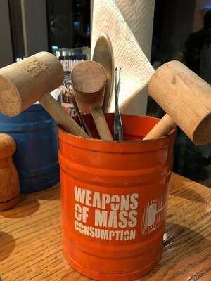 ‪aprons & Hammers‬