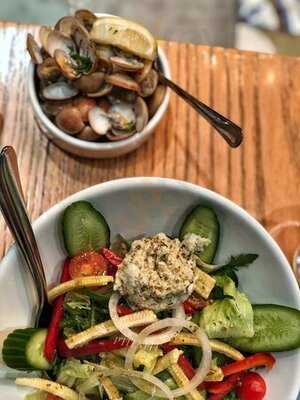 ‪aprons & Hammers‬