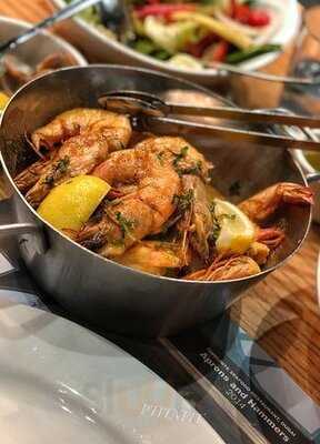 ‪aprons & Hammers‬