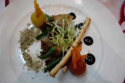 ‪tiered Restaurant‬