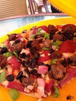 ‪round Table Pizza‬