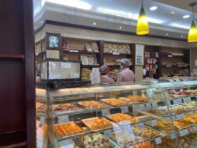 ‪caesars Restaurant & Confectioneries‬