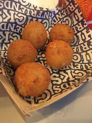 ‪chicks N' Friends‬