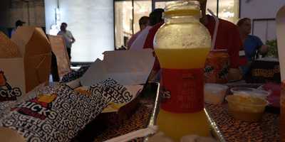 ‪chicks N' Friends‬