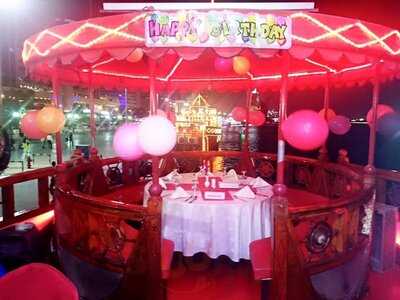 ‪sun & Sky Floating Restaurant‬