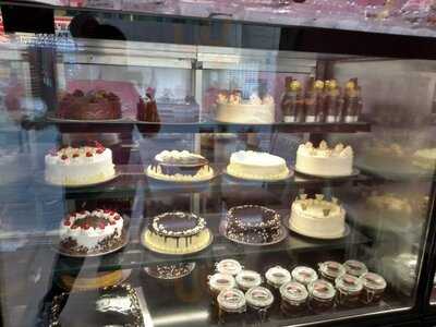 ‪ribbons & Balloons Bakery‬