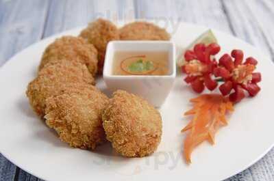 ‪tuk Tuk Thai Cuisine‬