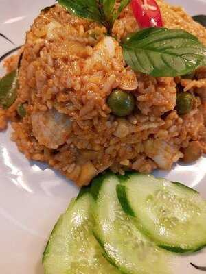 ‪tuk Tuk Thai Cuisine‬