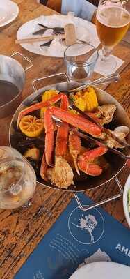 ‪aprons & Hammers‬