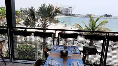 ‪aprons & Hammers‬