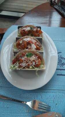 ‪aprons & Hammers‬