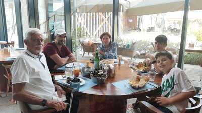 ‪aprons & Hammers‬