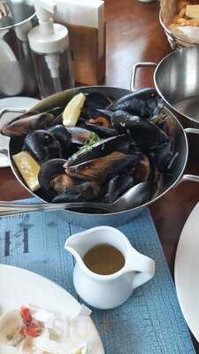 ‪aprons & Hammers‬