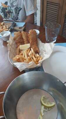 ‪aprons & Hammers‬