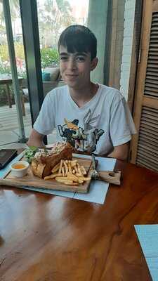 ‪aprons & Hammers‬