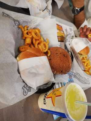‪hardee's‬