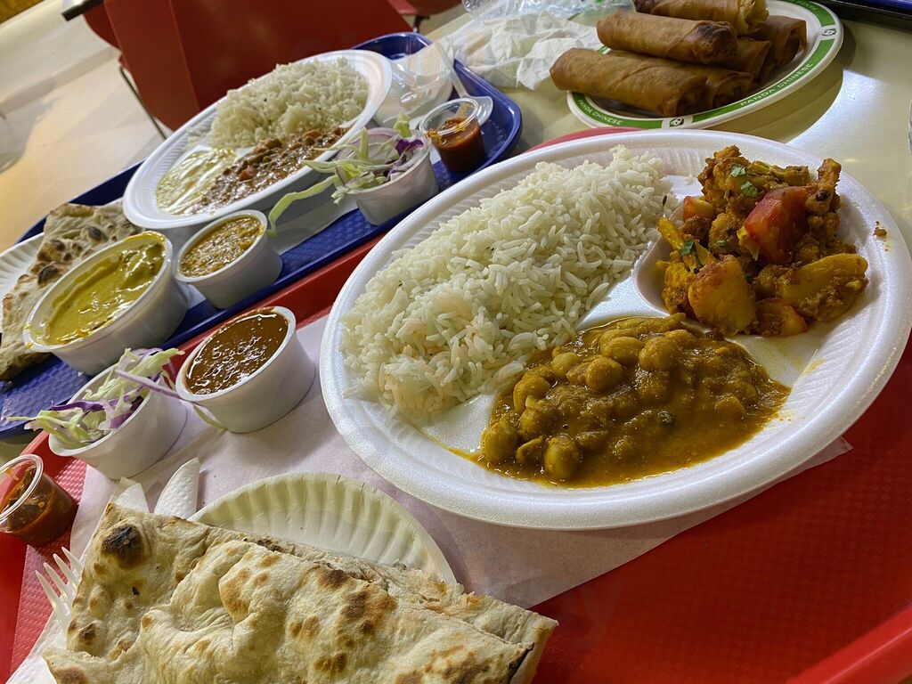 ‪curries & Grills‬